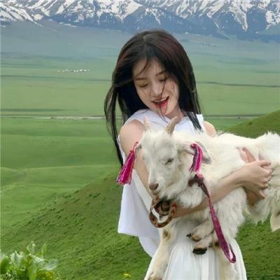 她行走于黑暗中